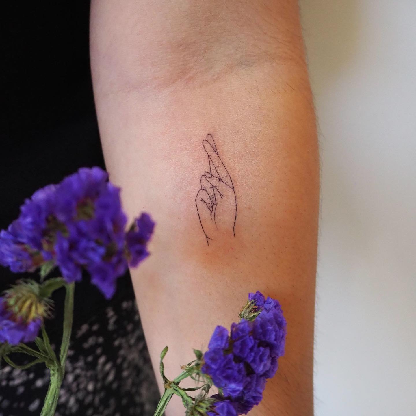 Fineline-Tattoo · Kreuz · Unterarm · Sinkply Zürich