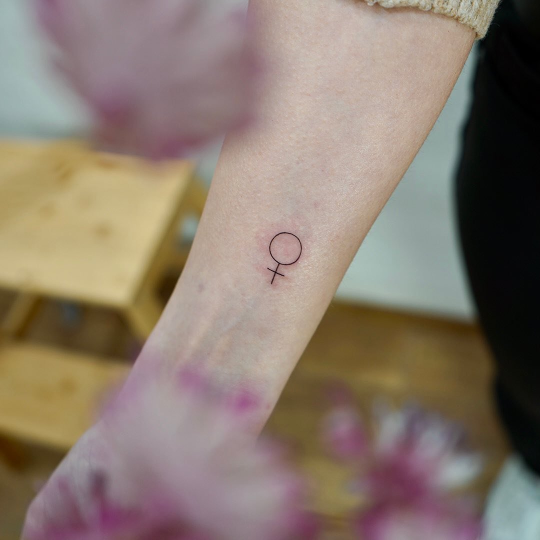 Tatuaje de cruz en antebrazo, línea fina Sinkply Madrid