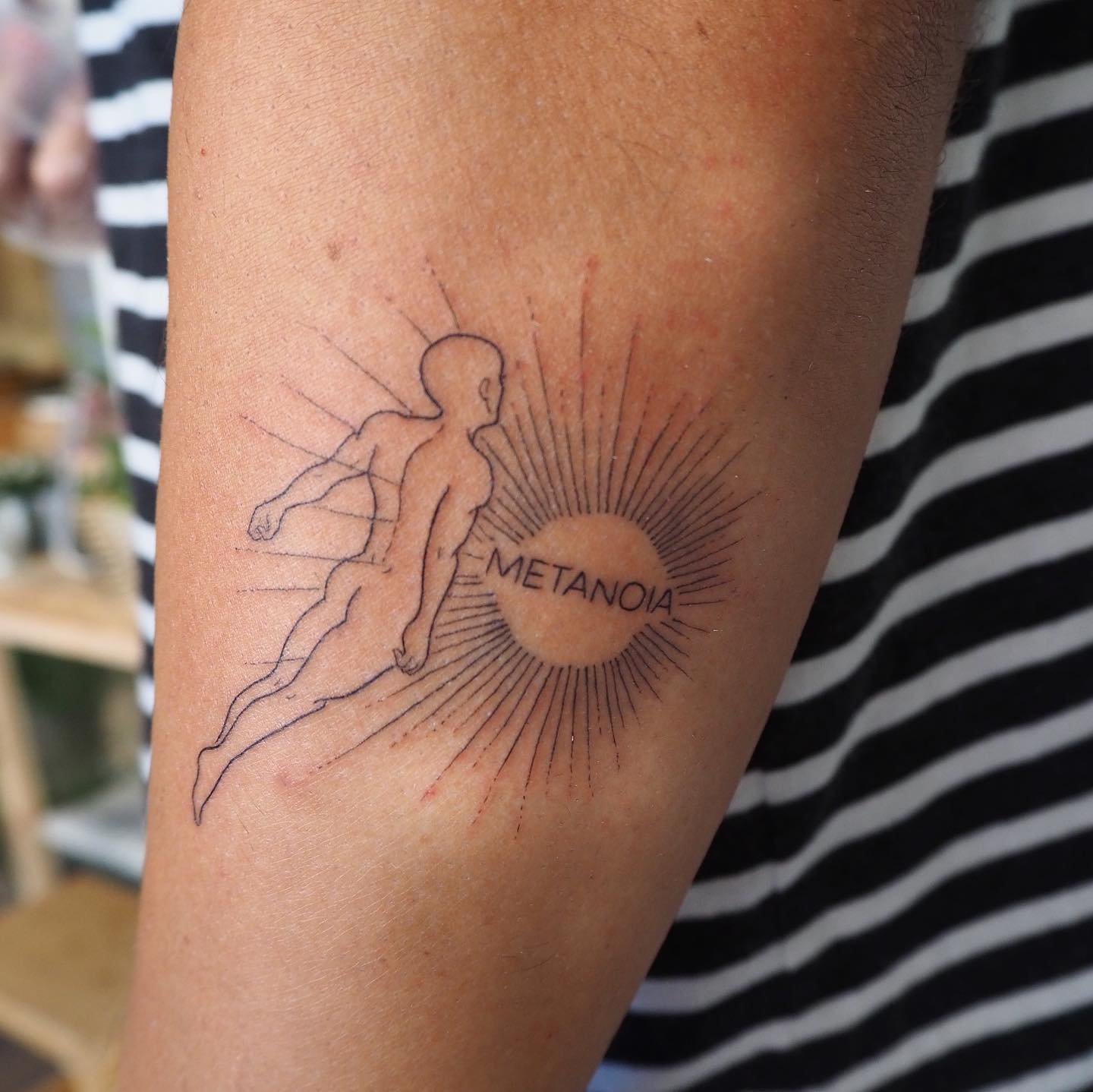 Tatuaje de cruz en brazo, línea fina Sinkply Madrid