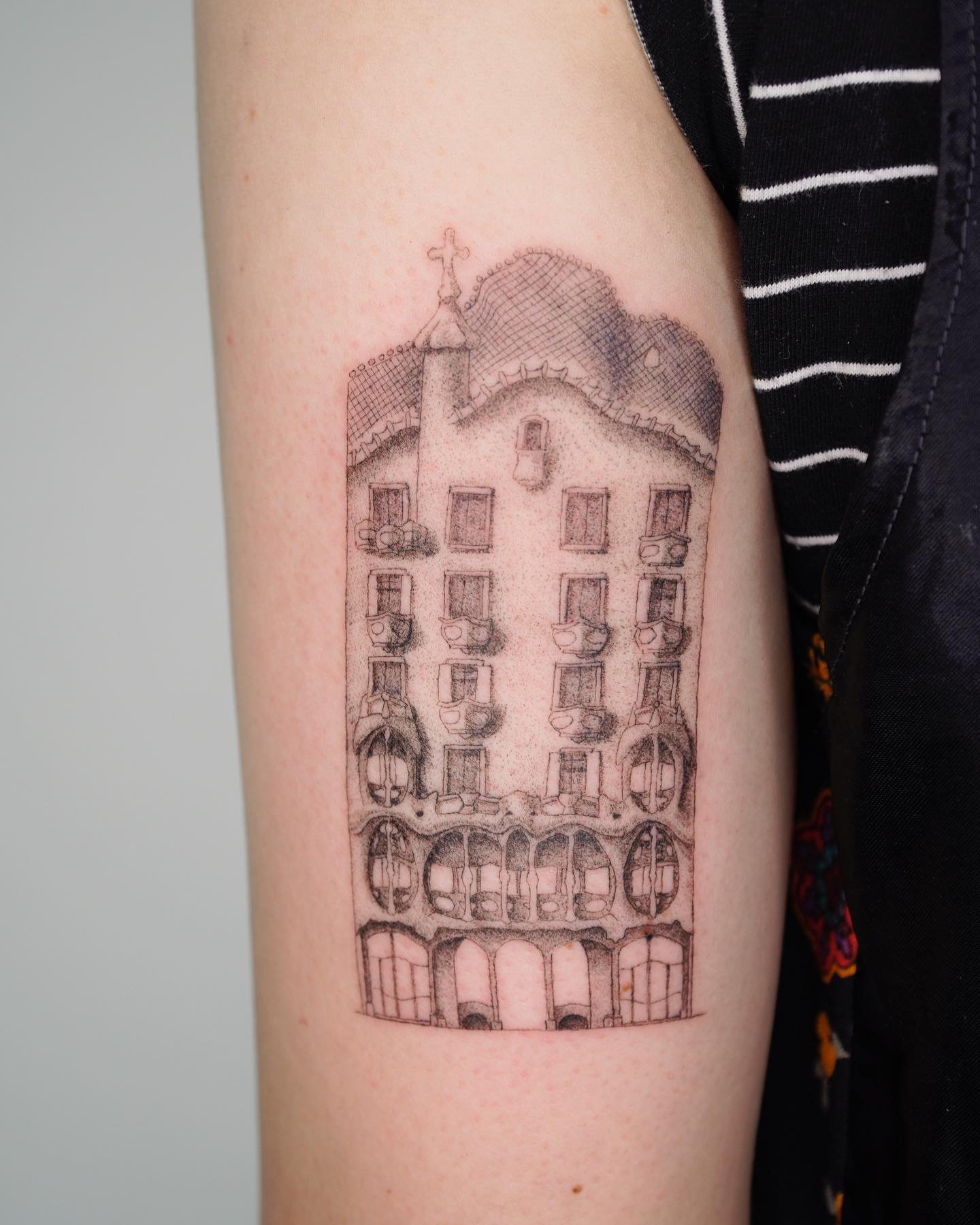 Tatuaje de cruz en brazo, línea fina Sinkply Madrid