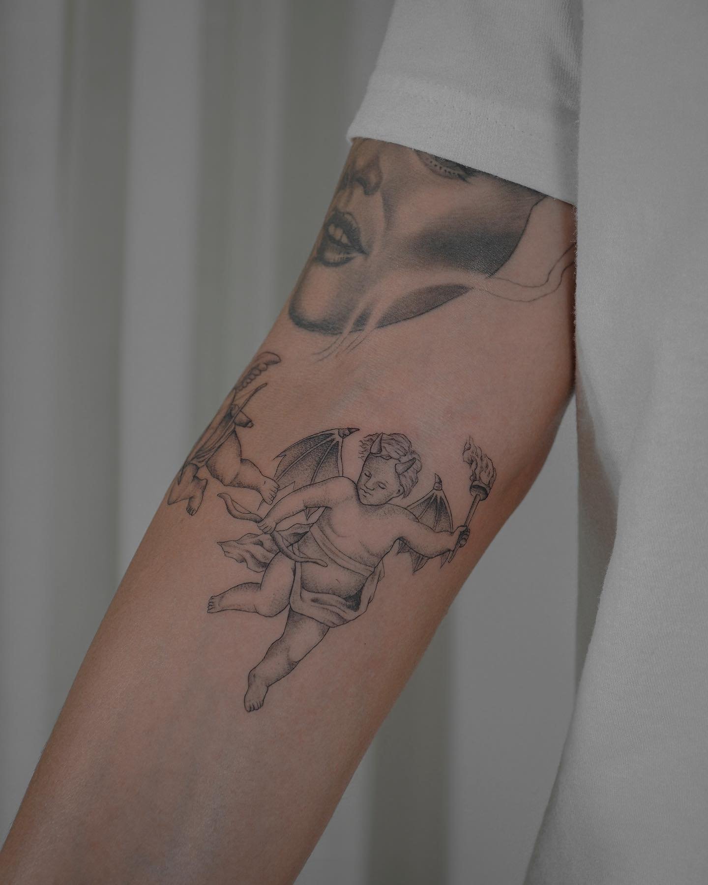 Tatuaje de cruz en brazo, línea fina Sinkply Madrid