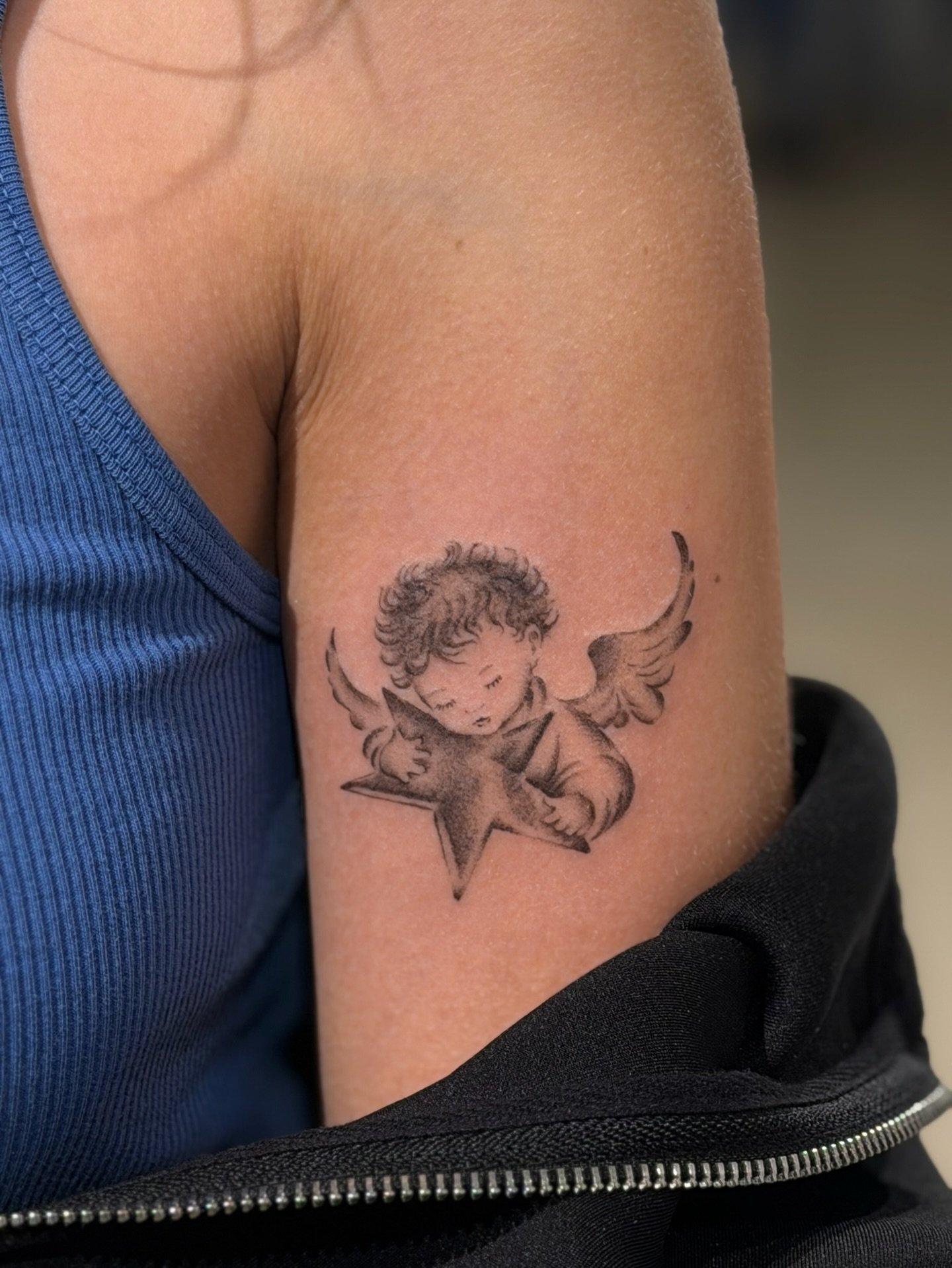 Tatuaje de cruz en brazo, línea fina Sinkply Madrid