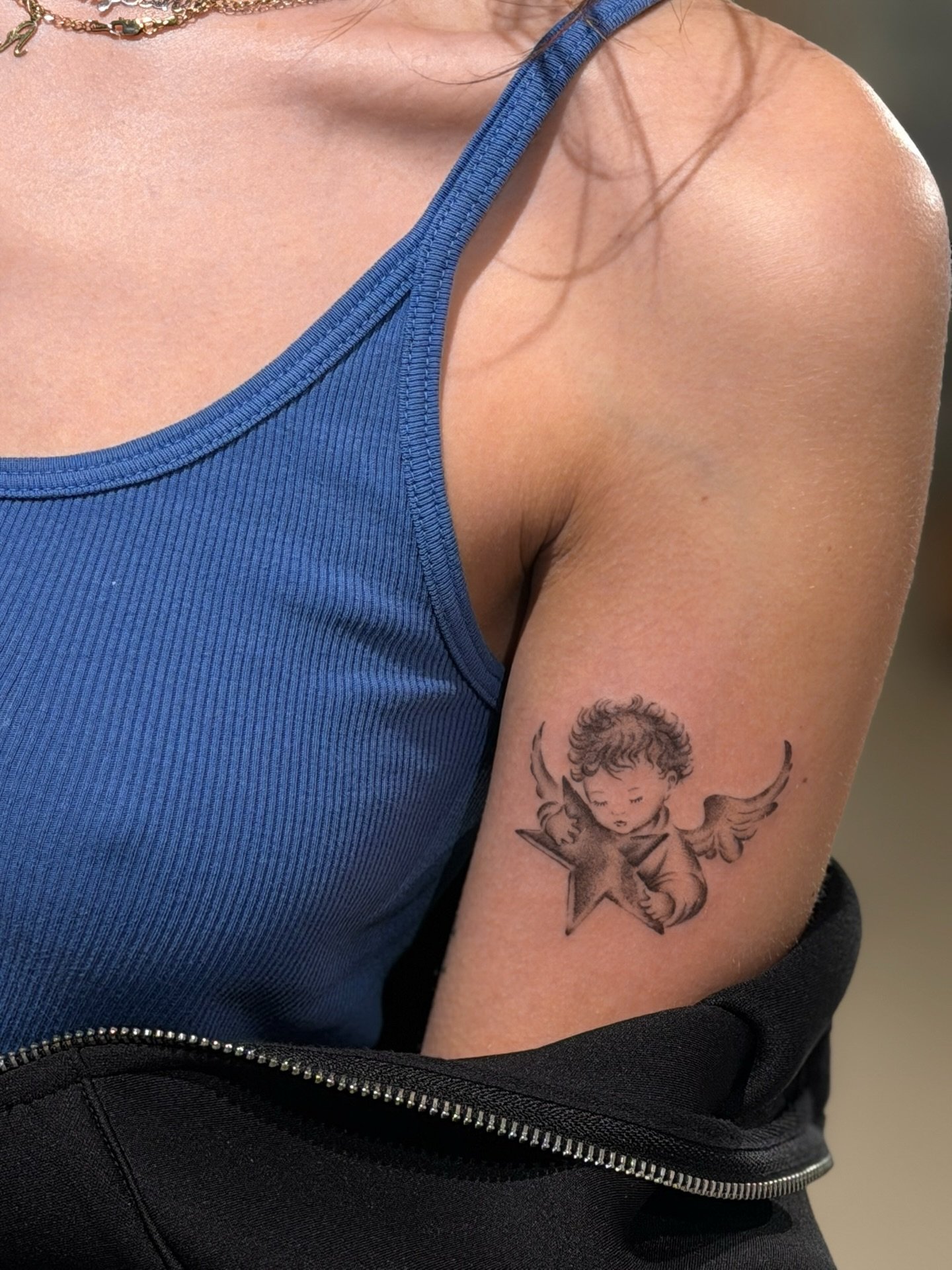Tatuaje de cruz en brazo, línea fina Sinkply Madrid