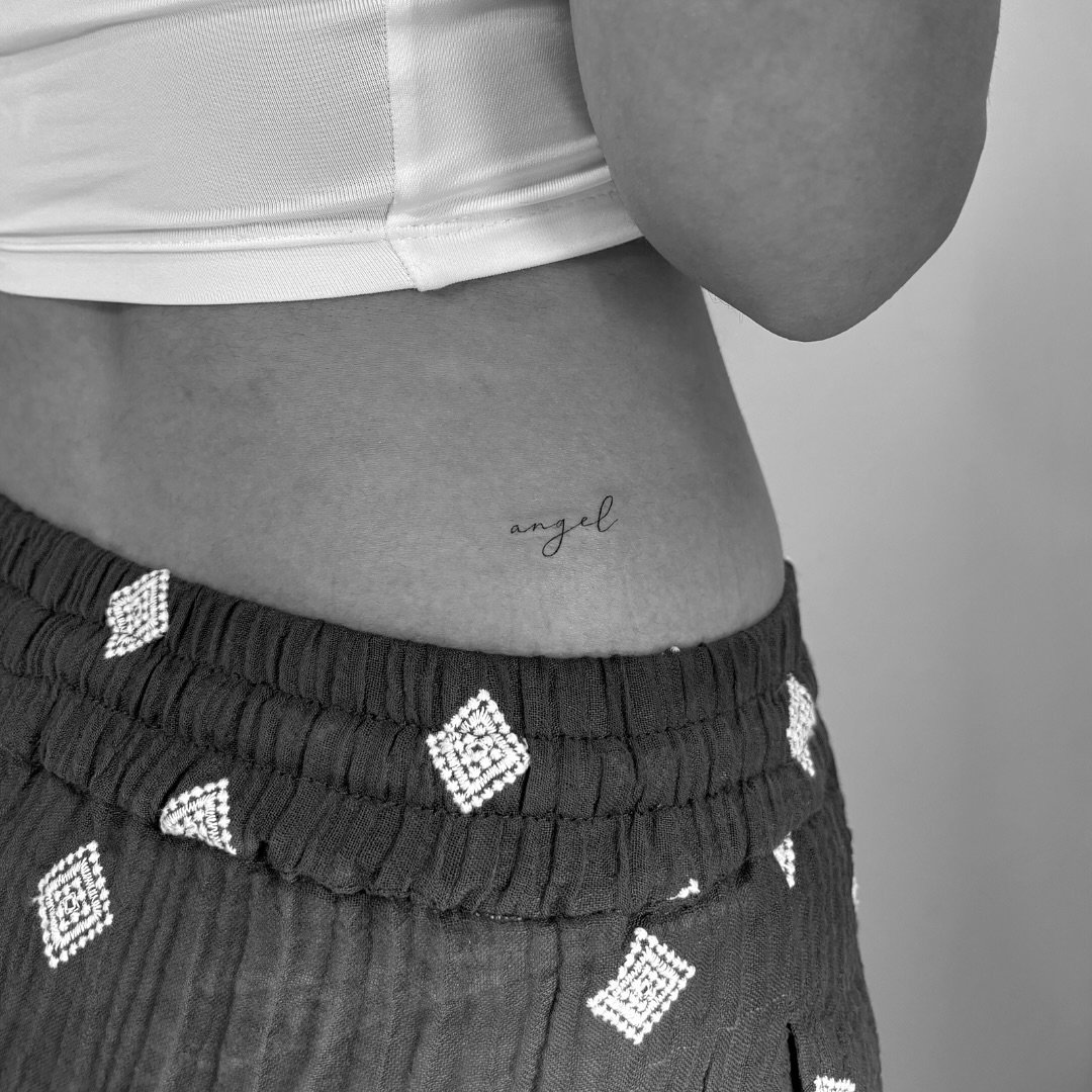 Tatuaje de cruz en costilla, línea fina Sinkply Madrid