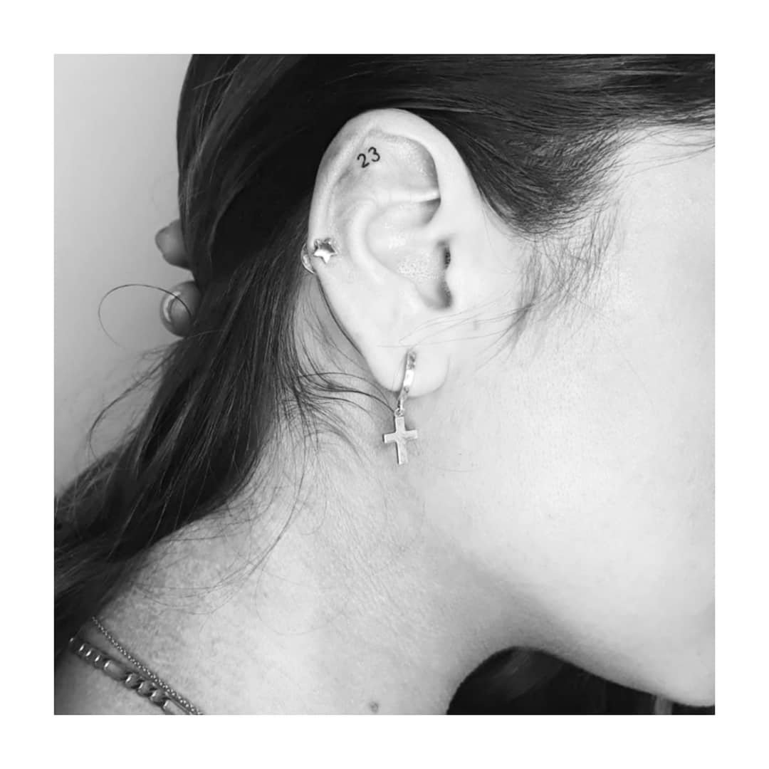 Tatuaje de cruz en oreja, línea fina Sinkply Madrid