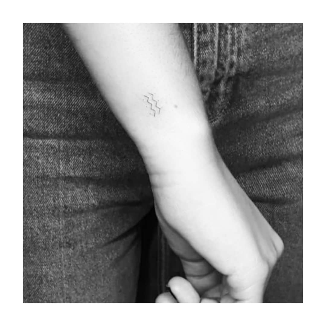 Tatuaje de destellos en antebrazo, línea fina Sinkply Madrid