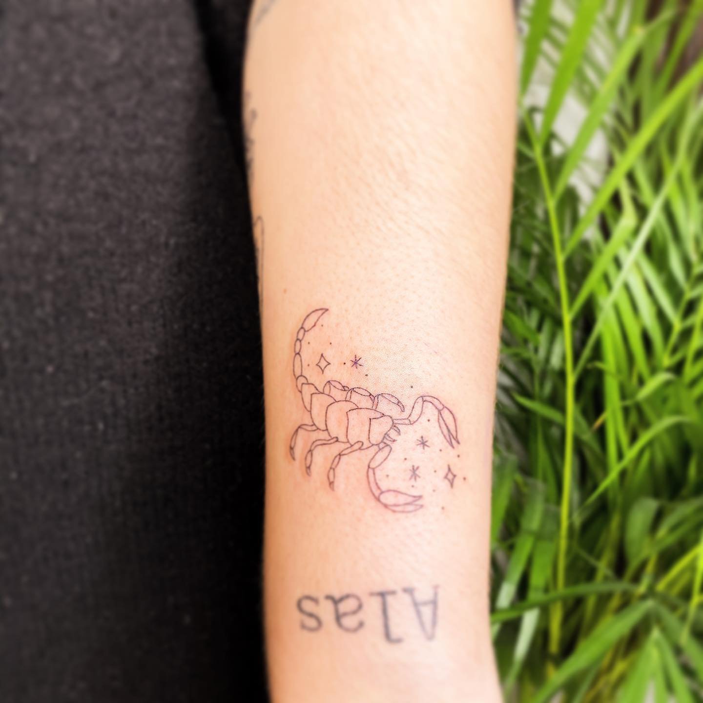 Tatuaje de destellos en antebrazo, línea fina Sinkply Madrid