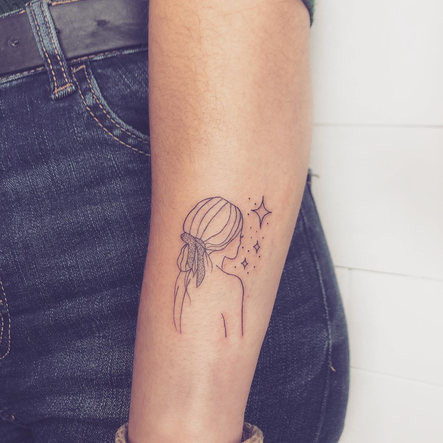 Tatuaje de destellos en antebrazo, línea fina Sinkply Madrid