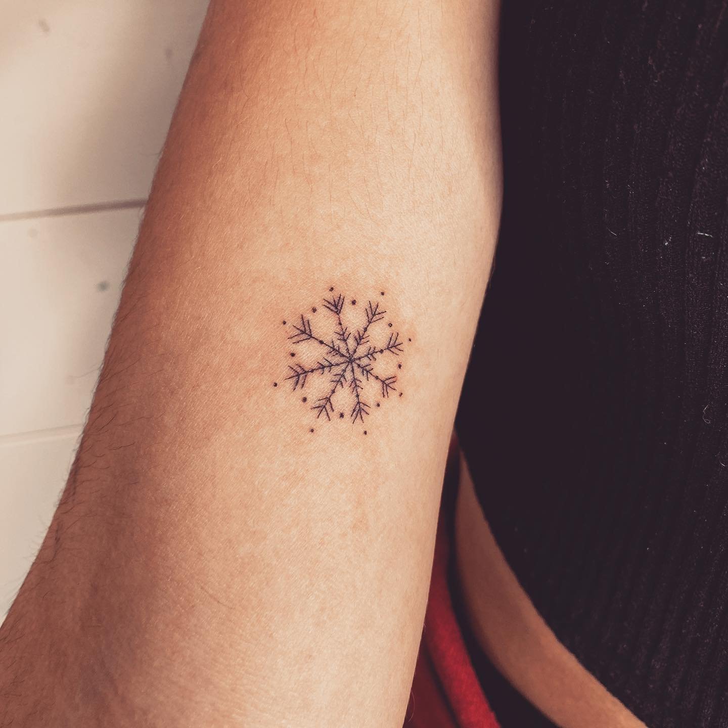 Tatuaje de destellos en antebrazo, línea fina Sinkply Madrid
