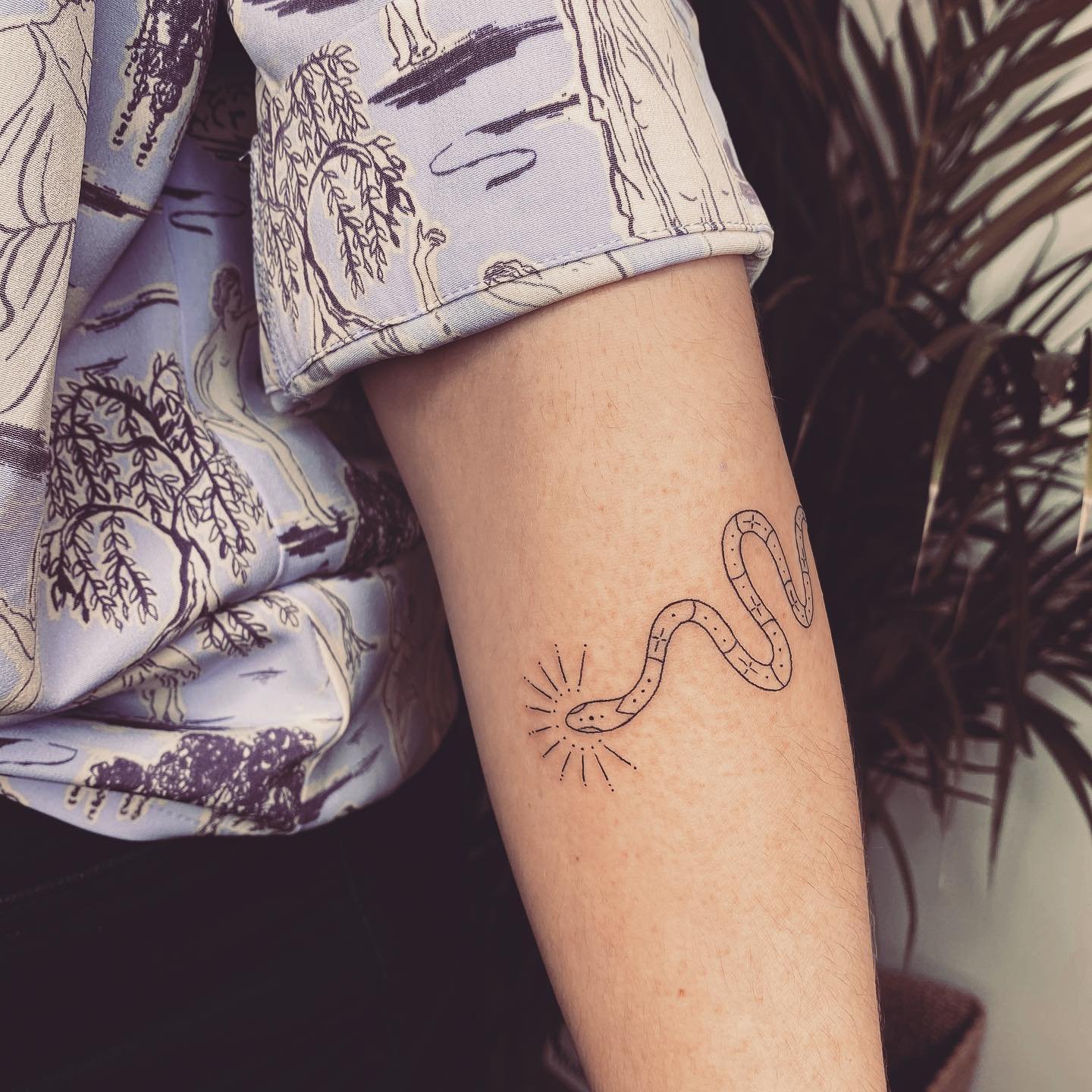 Tatuaje de destellos en antebrazo, línea fina Sinkply Madrid
