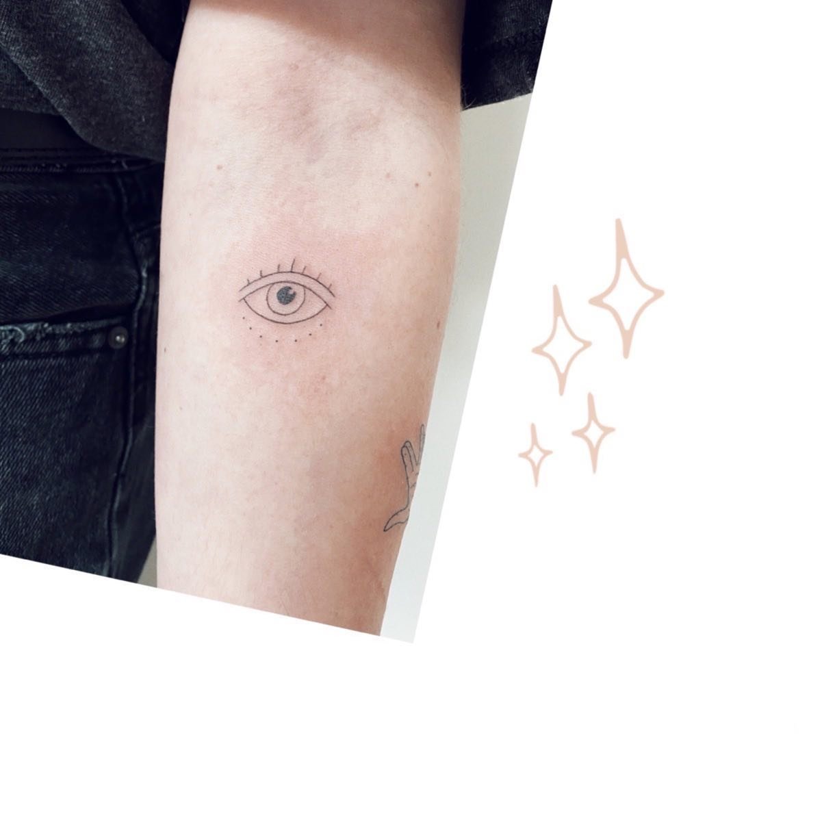 Tatuaje de destellos en antebrazo, línea fina Sinkply Madrid