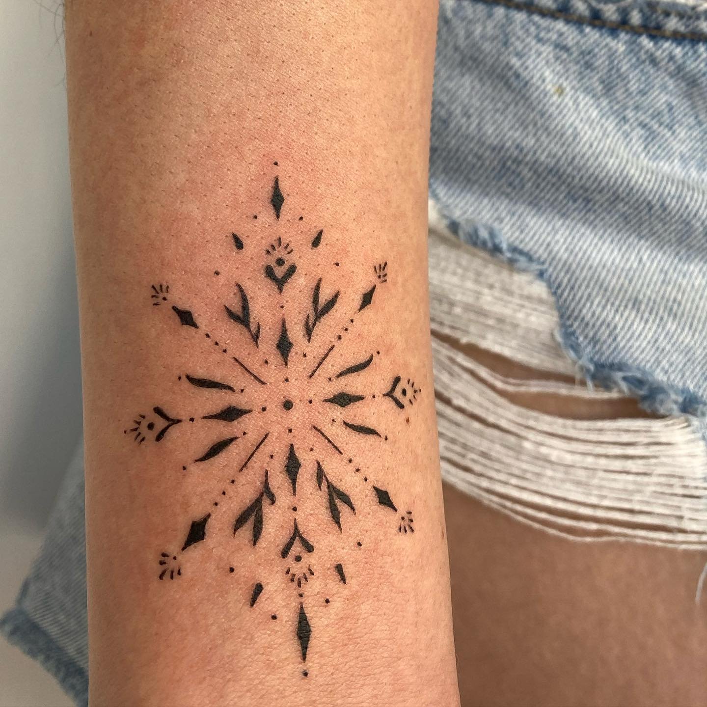 Tatuaje de destellos en antebrazo, línea fina Sinkply Madrid