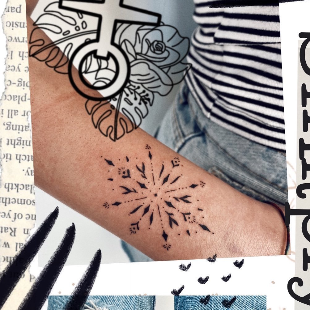 Tatuaje de destellos en antebrazo, línea fina Sinkply Madrid