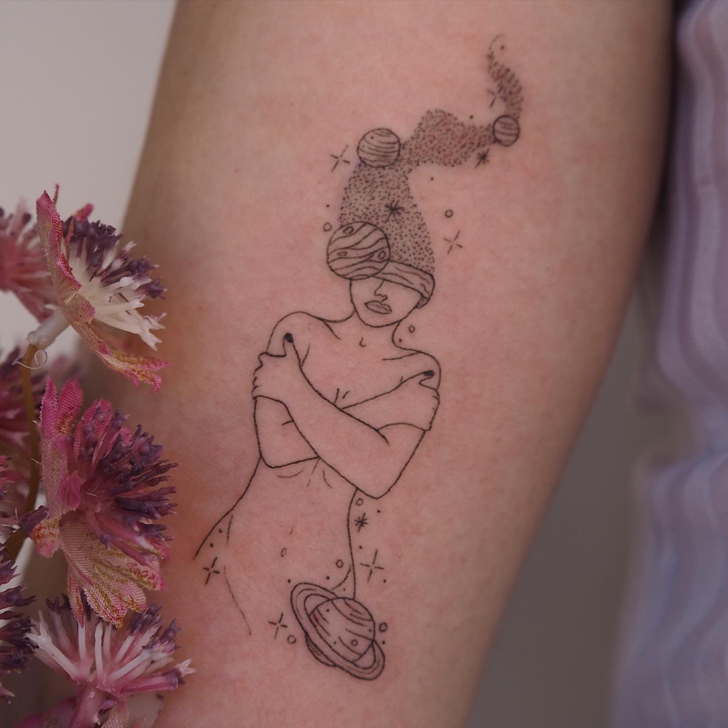 Tatuaje de destellos en antebrazo, línea fina Sinkply Madrid