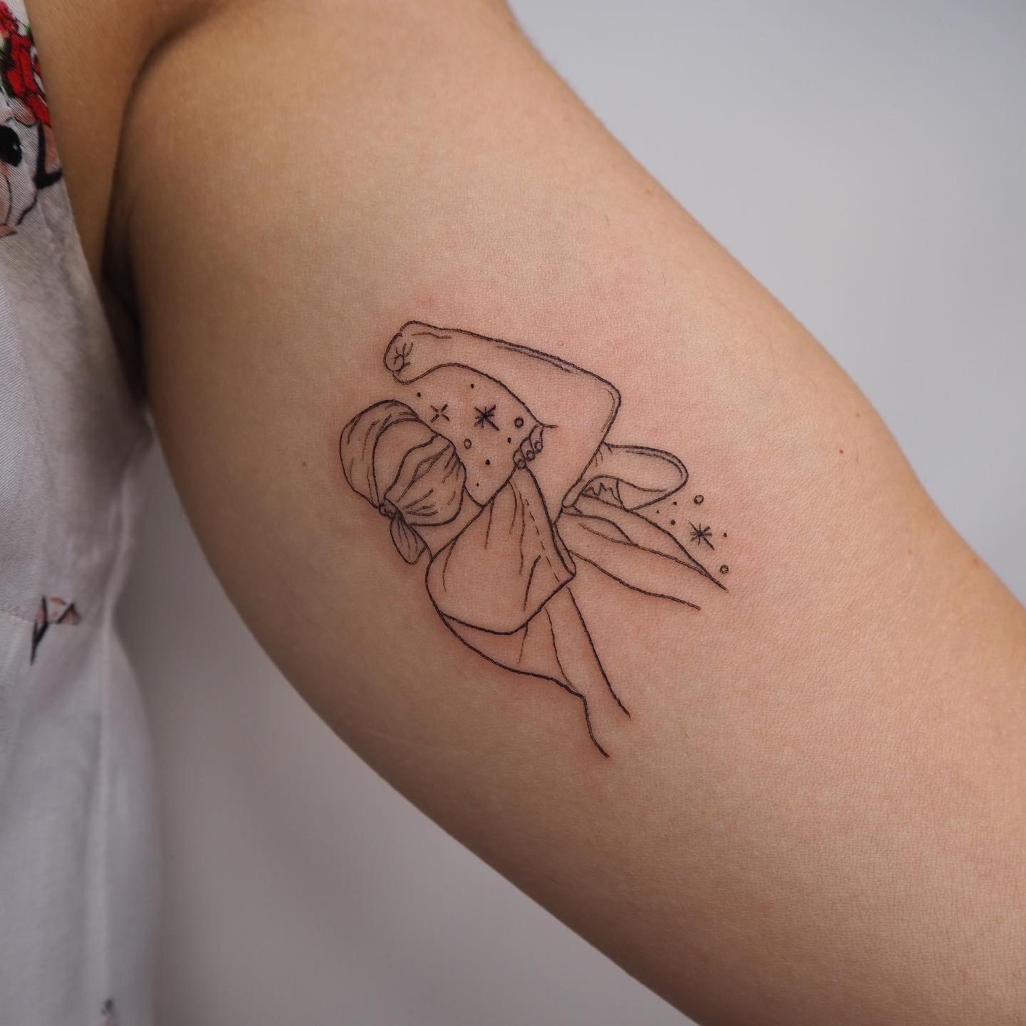 Tatuaje de destellos en antebrazo, línea fina Sinkply Madrid