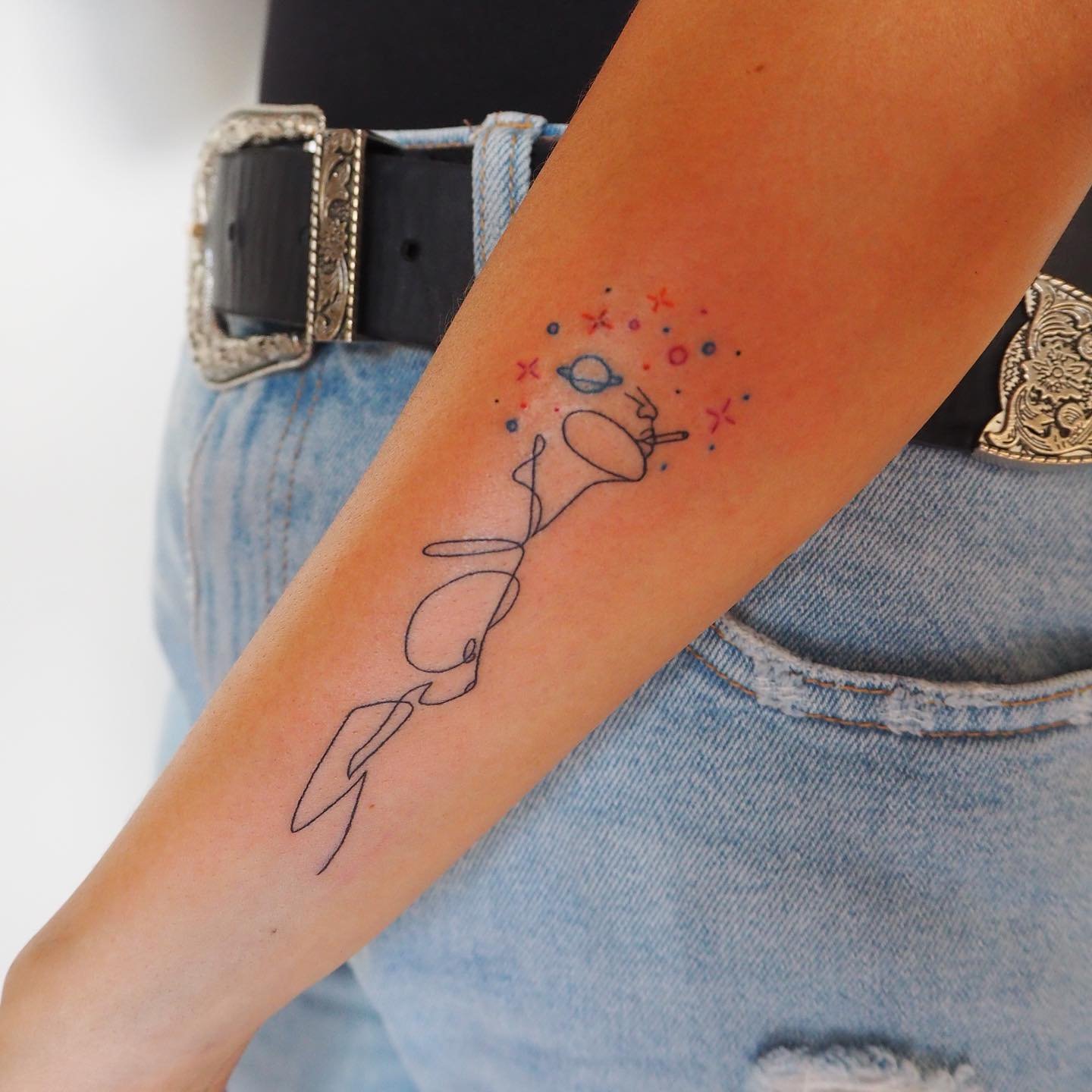 Tatuaje de destellos en antebrazo, línea fina Sinkply Madrid