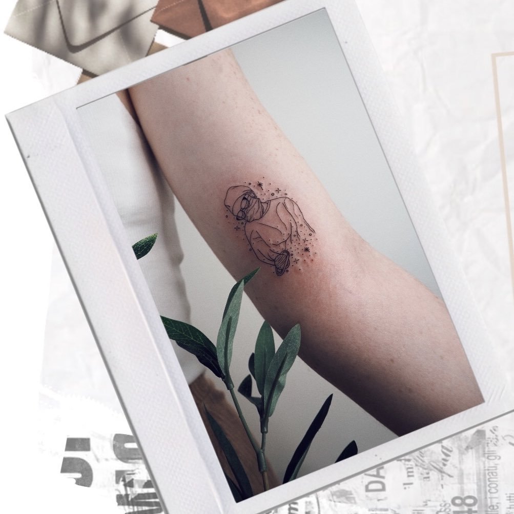 Tatuaje de destellos en antebrazo, línea fina Sinkply Madrid