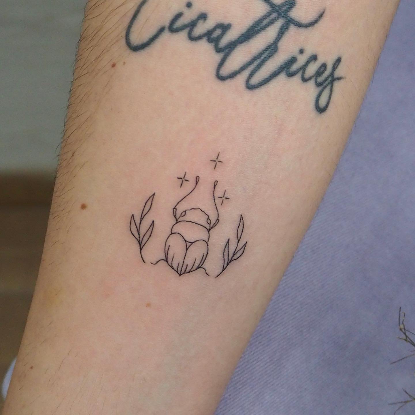 Tatuaje de destellos en antebrazo, línea fina Sinkply Madrid