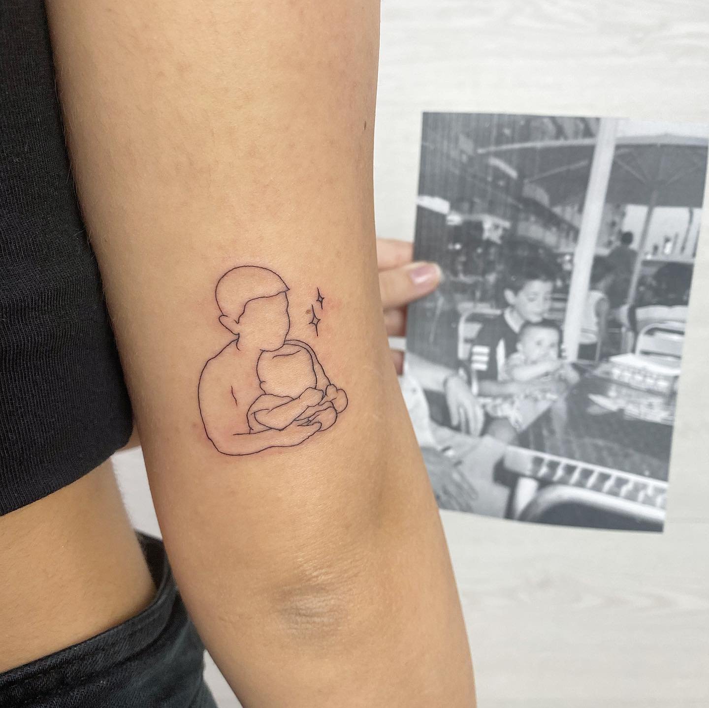 Tatuaje de destellos en antebrazo, línea fina Sinkply Madrid
