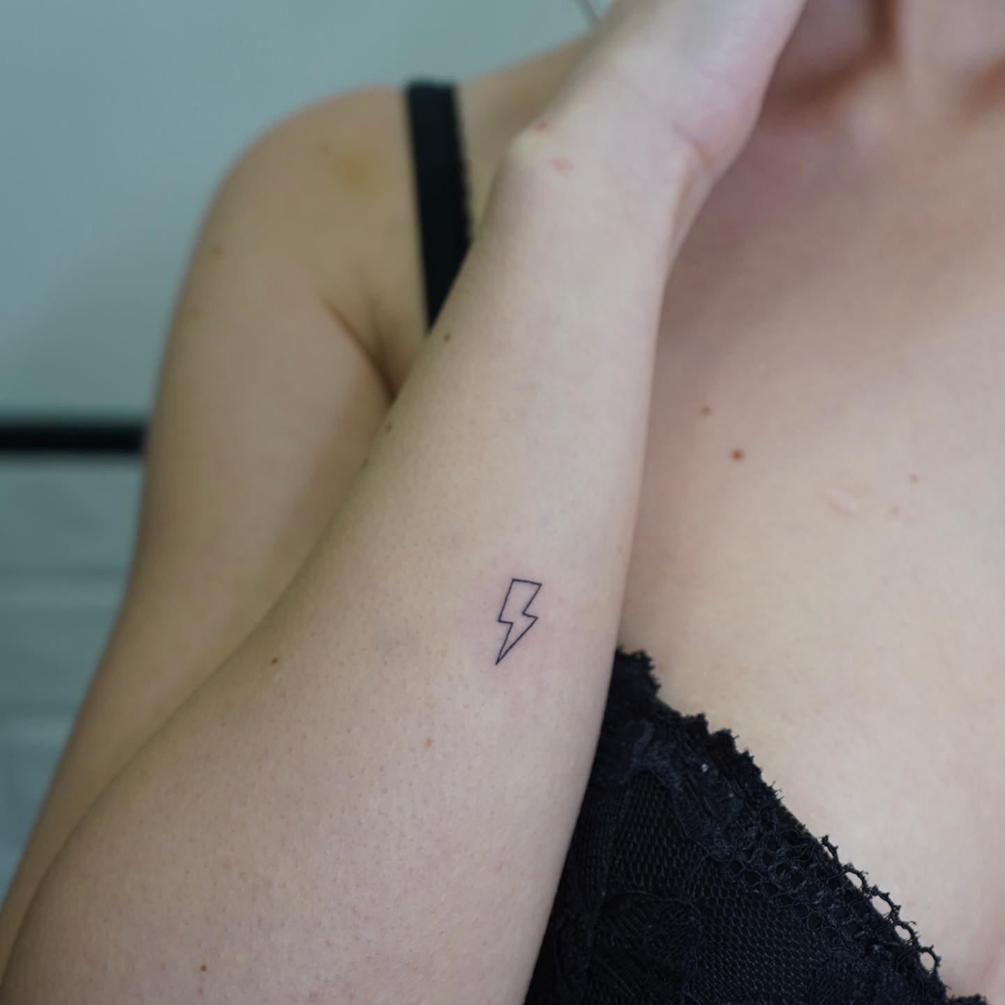 Tatuaje de destellos en antebrazo, línea fina Sinkply Madrid
