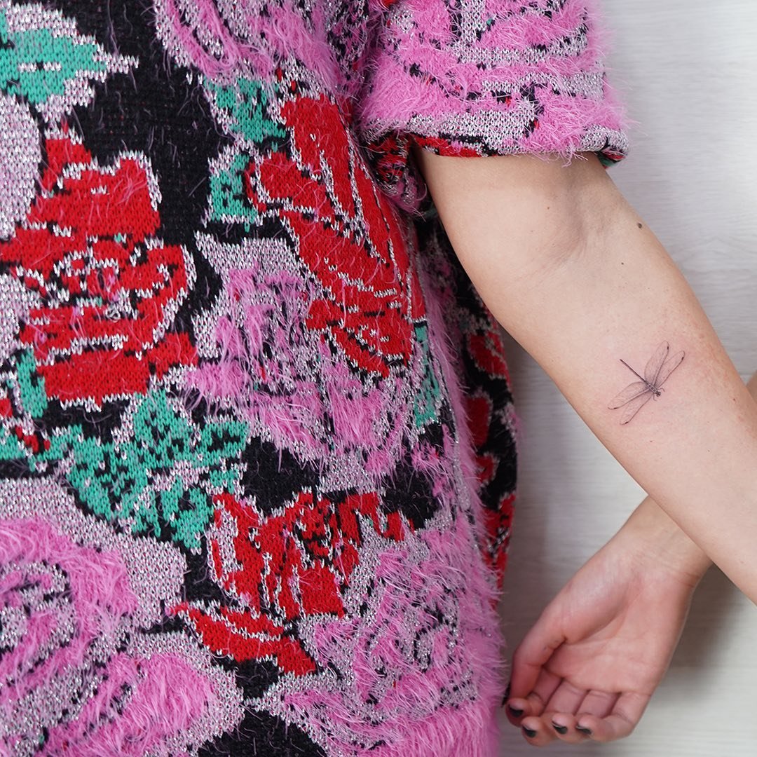 Tatuaje de destellos en antebrazo, línea fina Sinkply Madrid