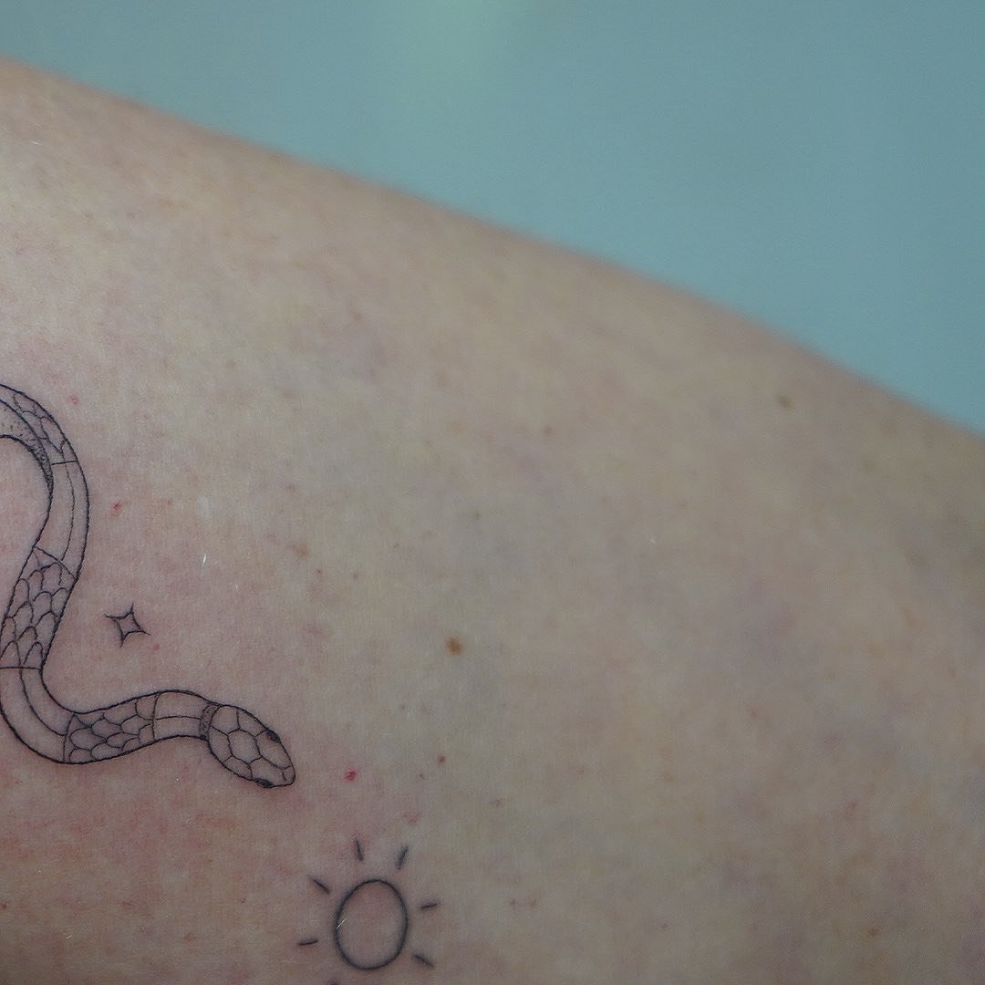 Tatuaje de destellos en antebrazo, línea fina Sinkply Madrid