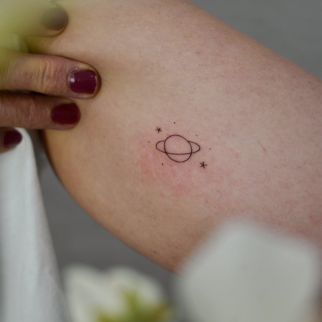 Tatuaje de destellos en antebrazo, línea fina Sinkply Madrid