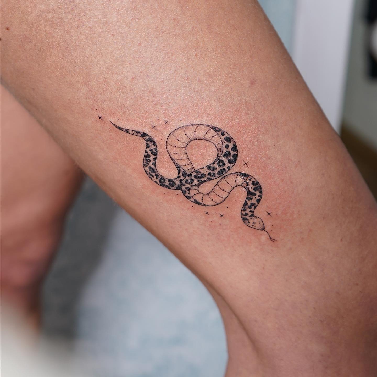 Tatuaje de destellos en antebrazo, línea fina Sinkply Madrid