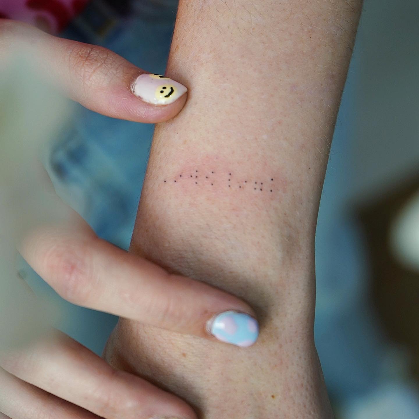 Tatuaje de destellos en antebrazo, línea fina Sinkply Madrid
