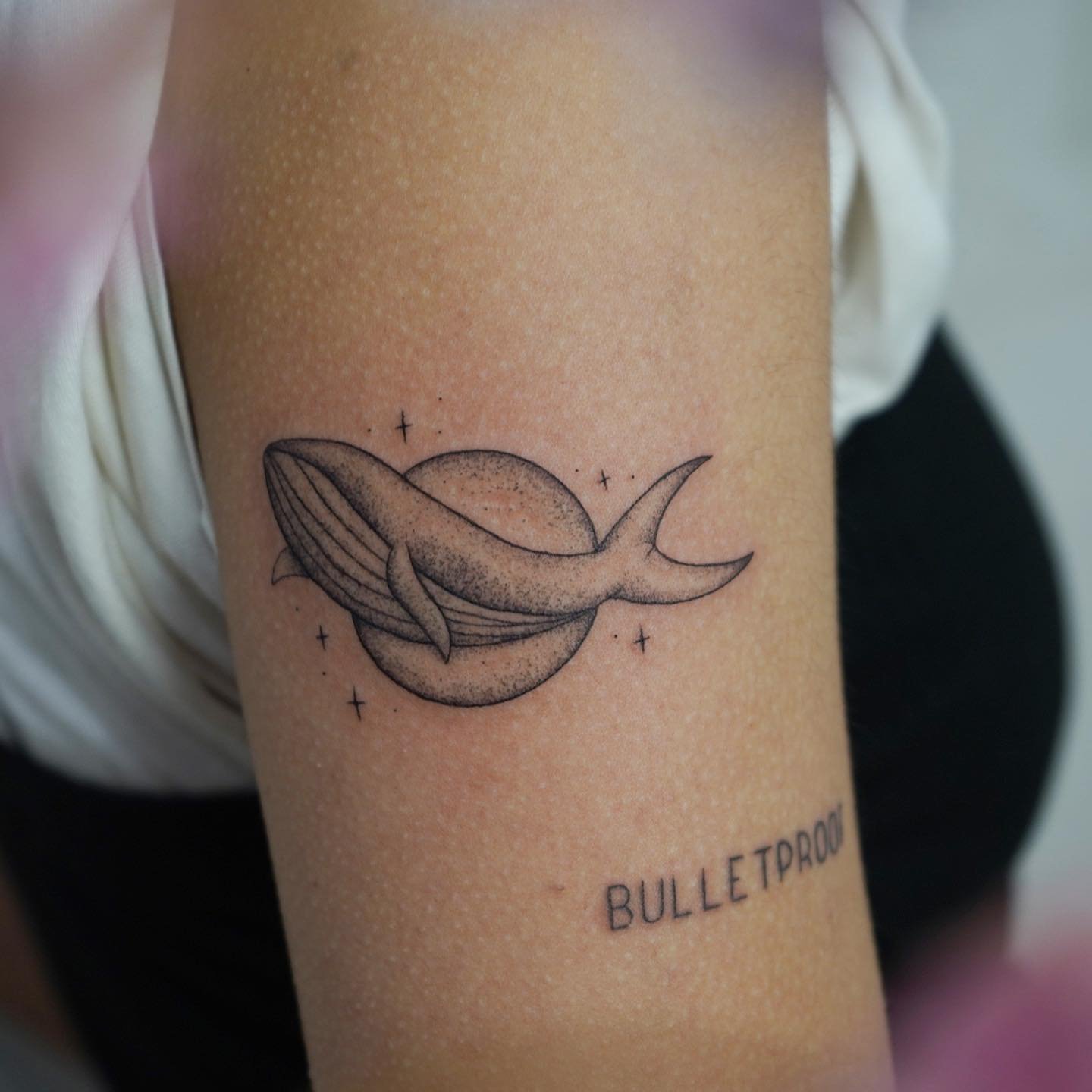Tatuaje de destellos en antebrazo, línea fina Sinkply Madrid
