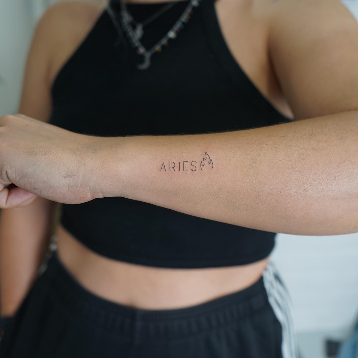 Tatuaje de destellos en antebrazo, línea fina Sinkply Madrid
