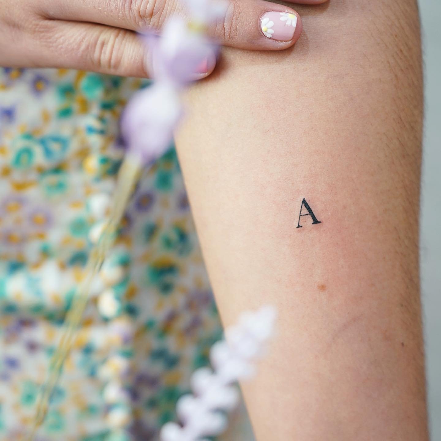 Tatuaje de destellos en antebrazo, línea fina Sinkply Madrid