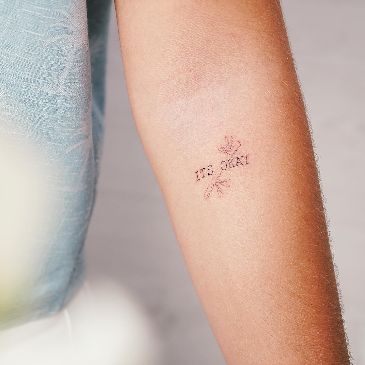 Tatuaje de destellos en antebrazo, línea fina Sinkply Madrid