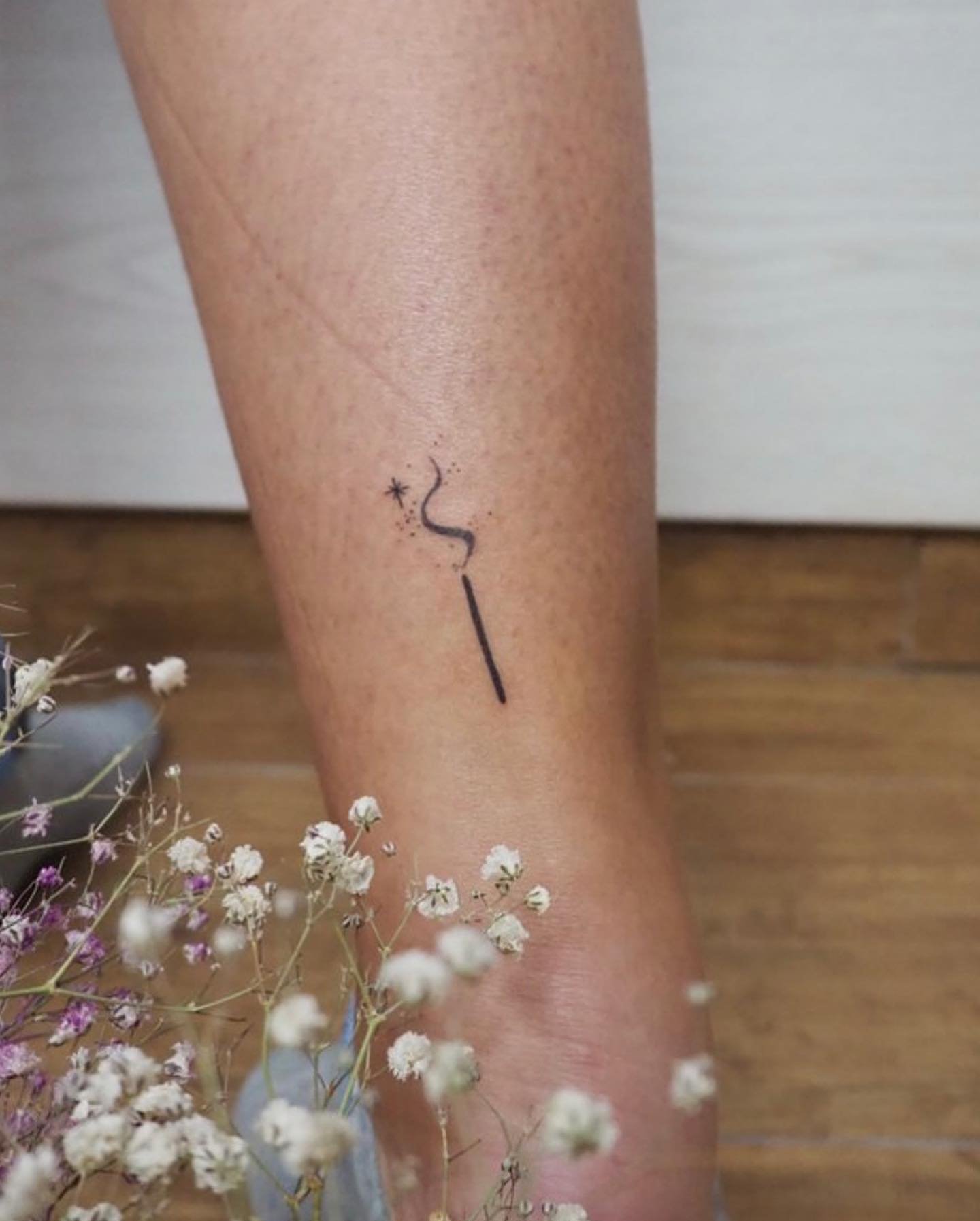 Tatuaje de destellos en antebrazo, línea fina Sinkply Madrid
