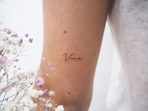 Tatuaje de destellos en antebrazo, línea fina Sinkply Madrid