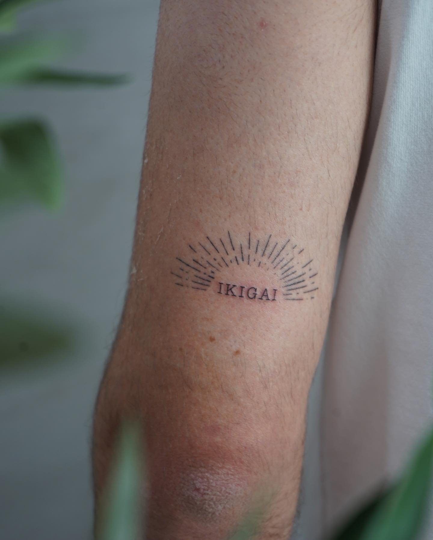 Tatuaje de destellos en antebrazo, línea fina Sinkply Madrid