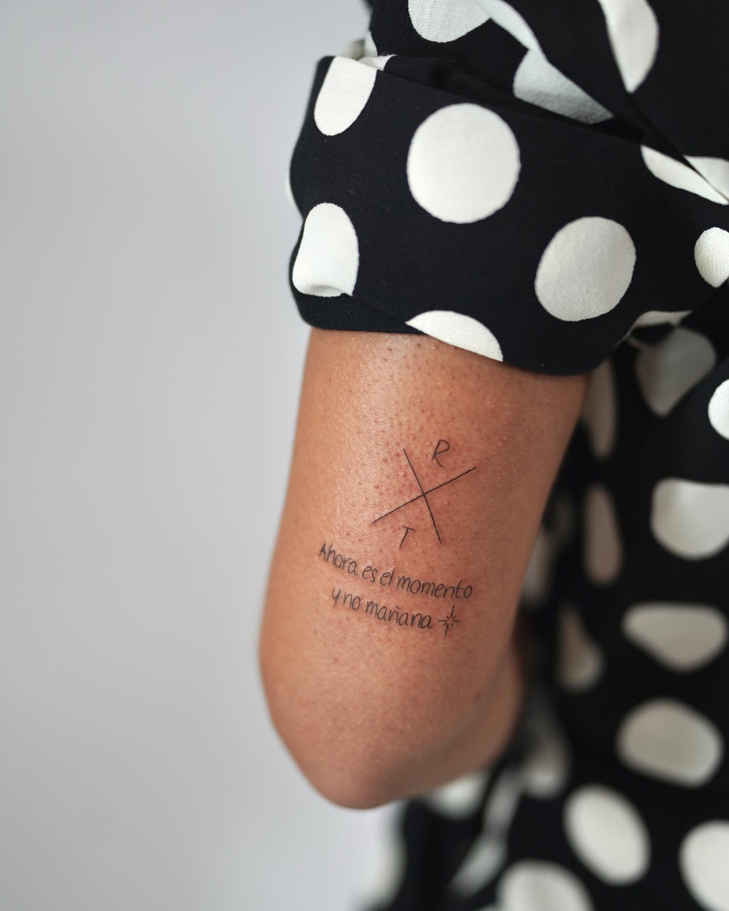 Tatuaje de destellos en antebrazo, línea fina Sinkply Madrid