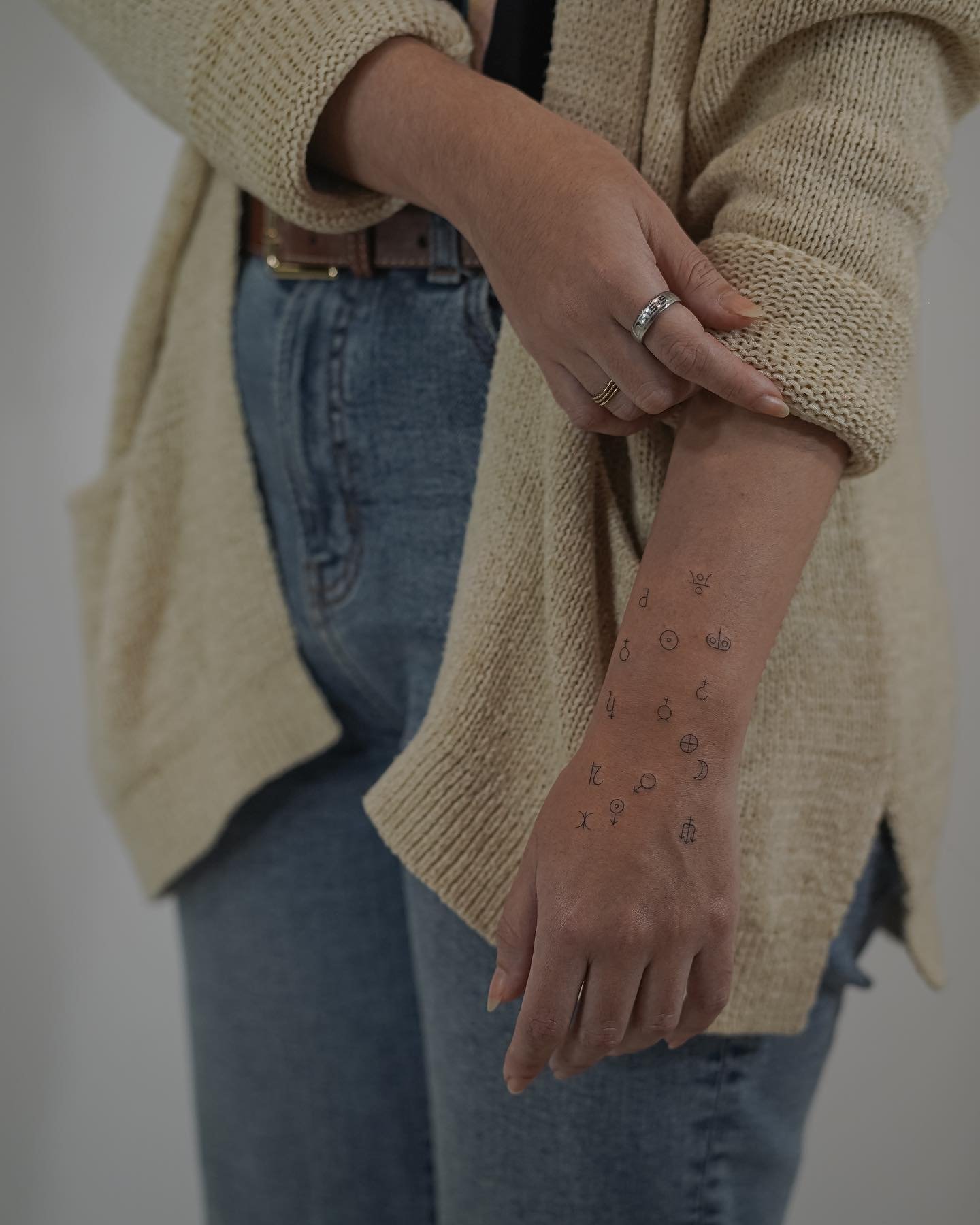 Tatuaje de destellos en antebrazo, línea fina Sinkply Madrid