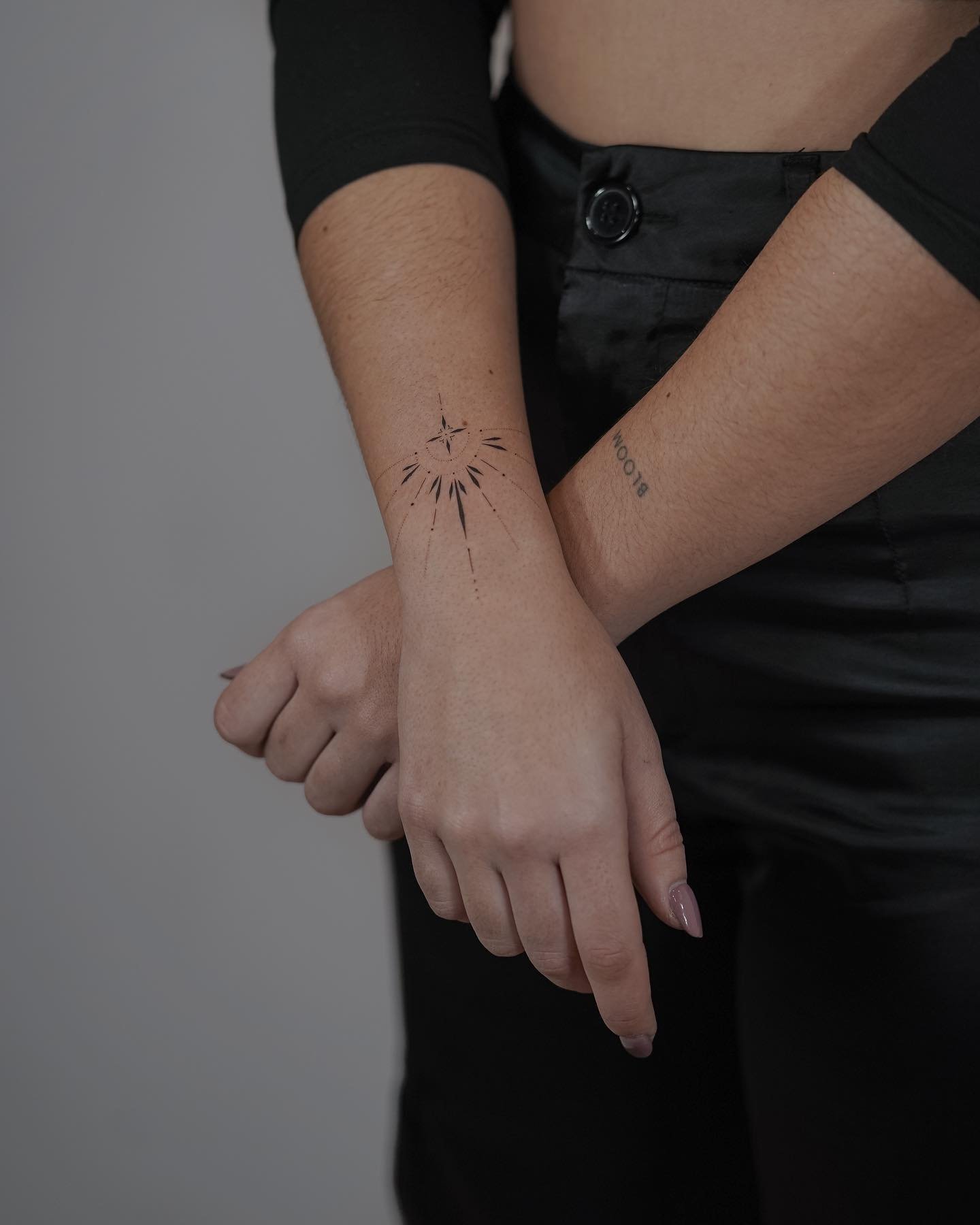 Tatuaje de destellos en antebrazo, línea fina Sinkply Madrid