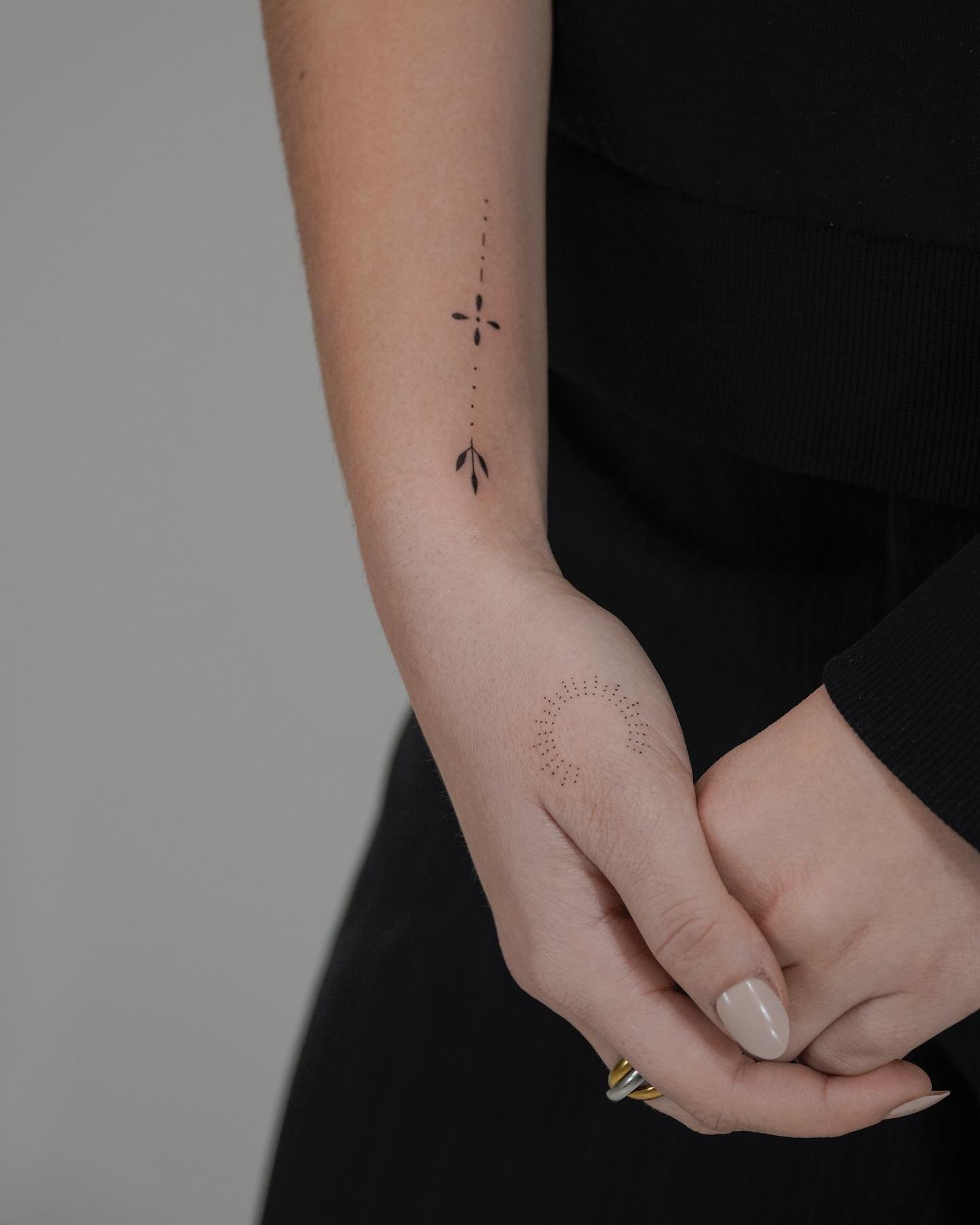 Tatuaje de destellos en antebrazo, línea fina Sinkply Madrid