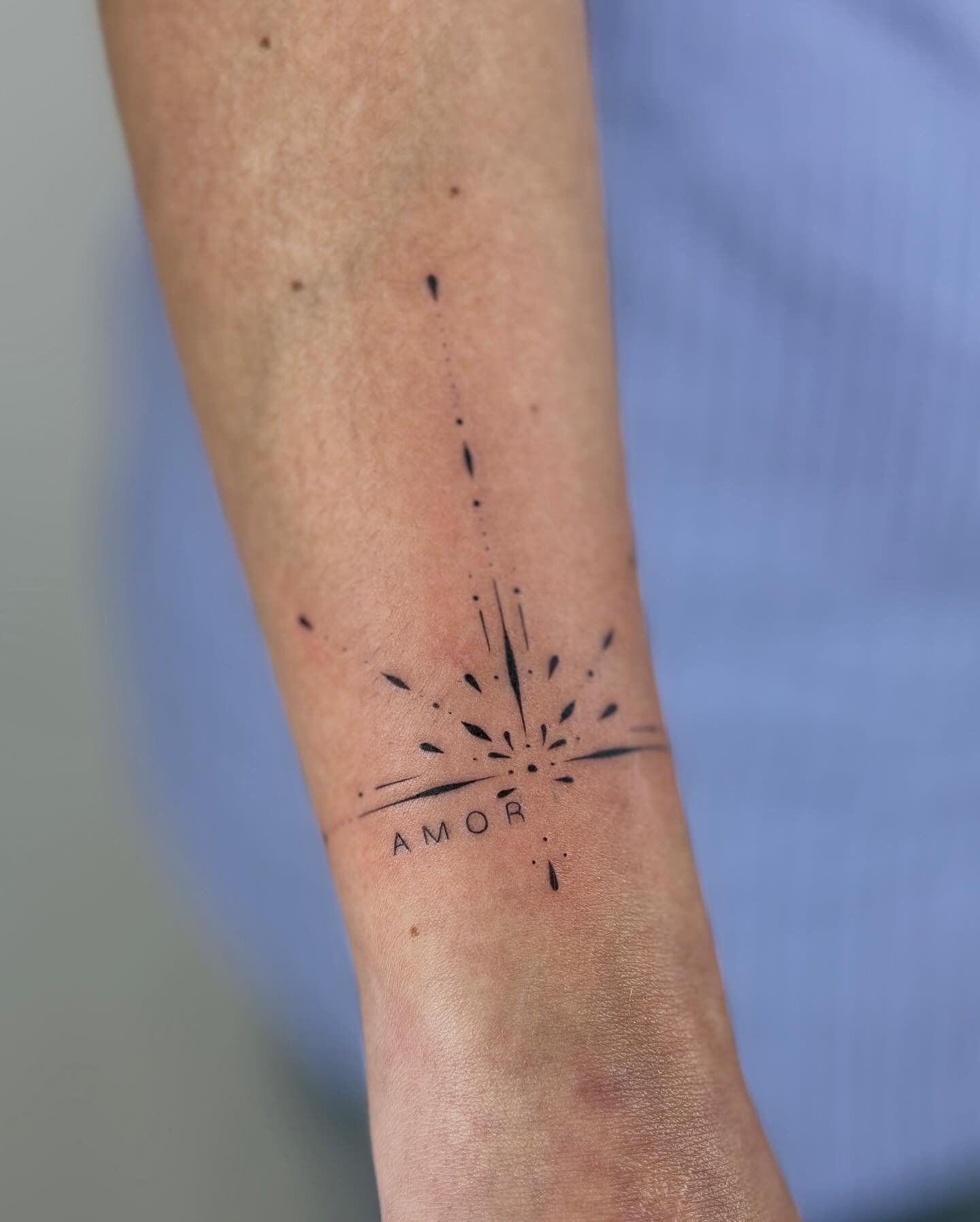 Tatuaje de destellos en antebrazo, línea fina Sinkply Madrid