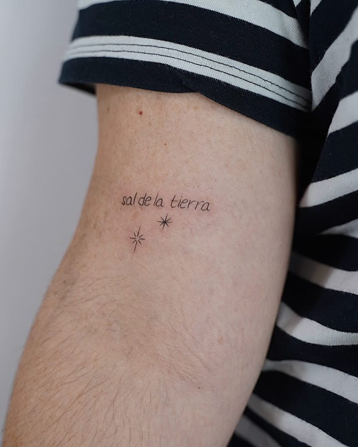 Tatuaje de destellos en antebrazo, línea fina Sinkply Madrid