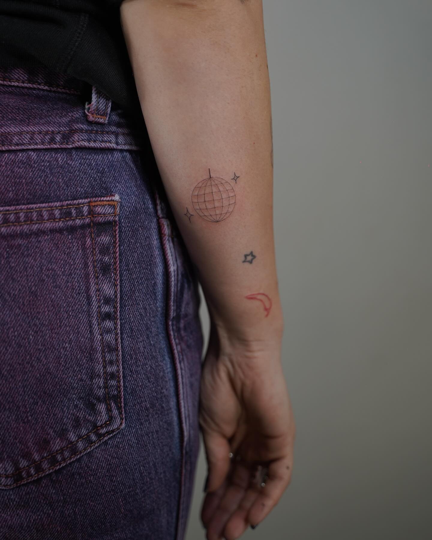 Tatuaje de destellos en antebrazo, línea fina Sinkply Studio