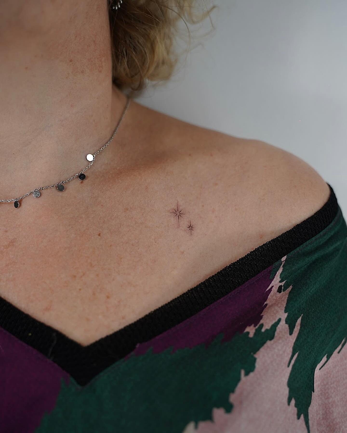 Tatuaje de destellos en antebrazo, línea fina Sinkply Madrid