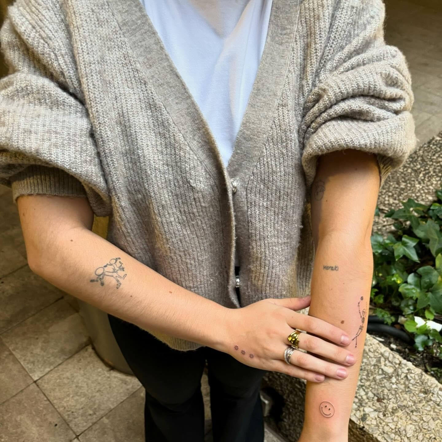 Tatuaje de destellos en antebrazo, línea fina Sinkply Madrid