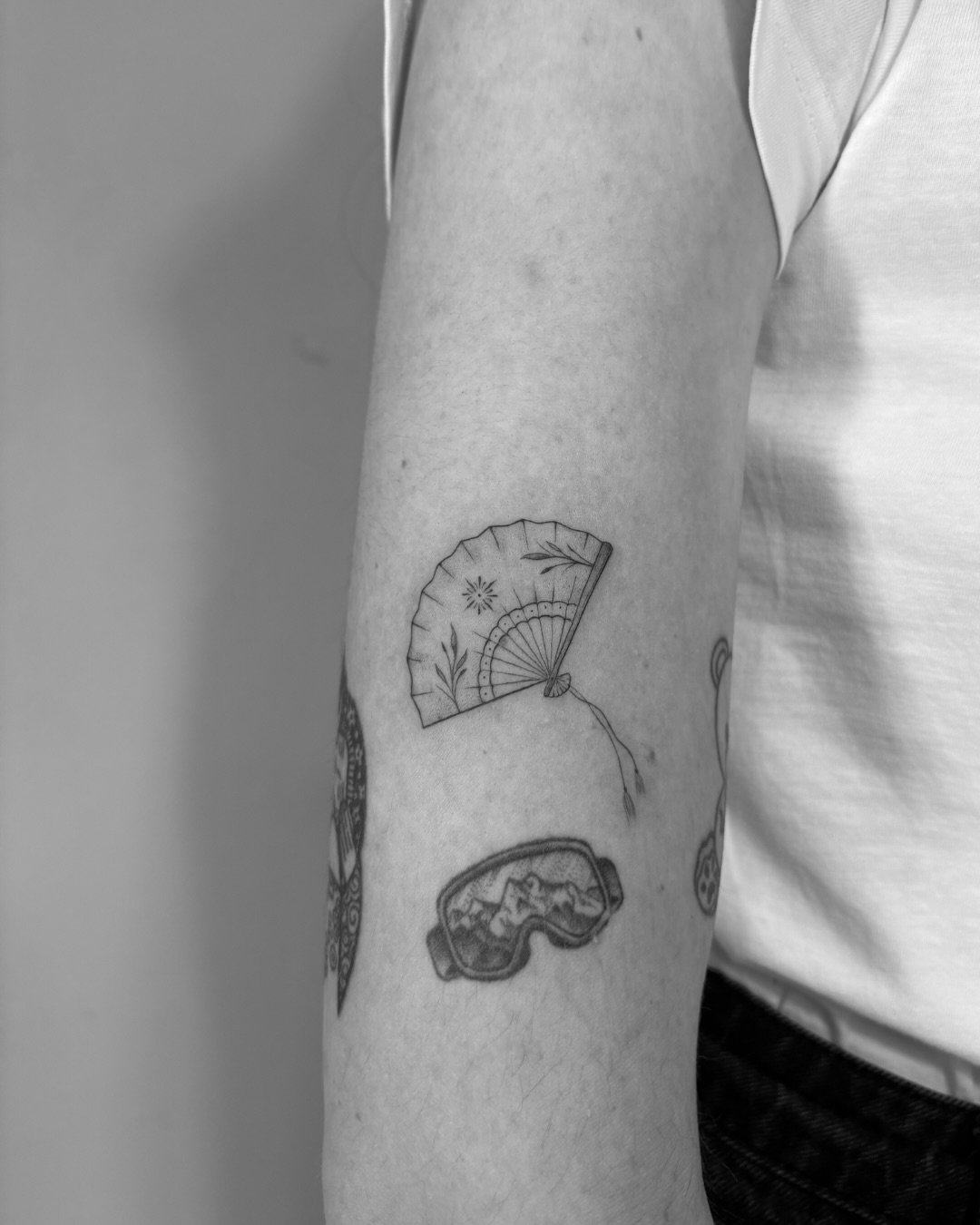 Tatuaje de destellos en antebrazo, línea fina Sinkply Madrid