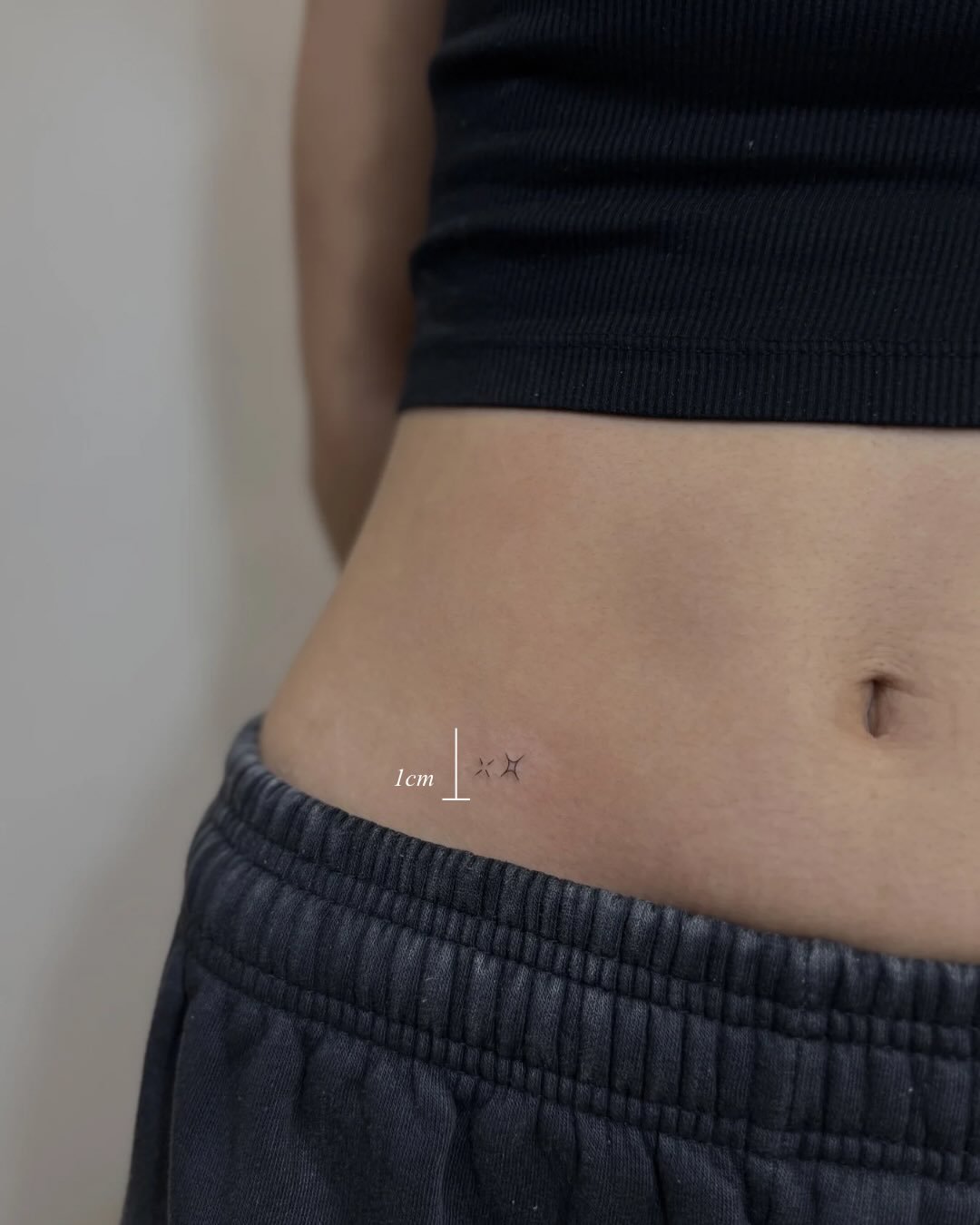 Tatuaje de destellos en antebrazo, línea fina Sinkply Madrid