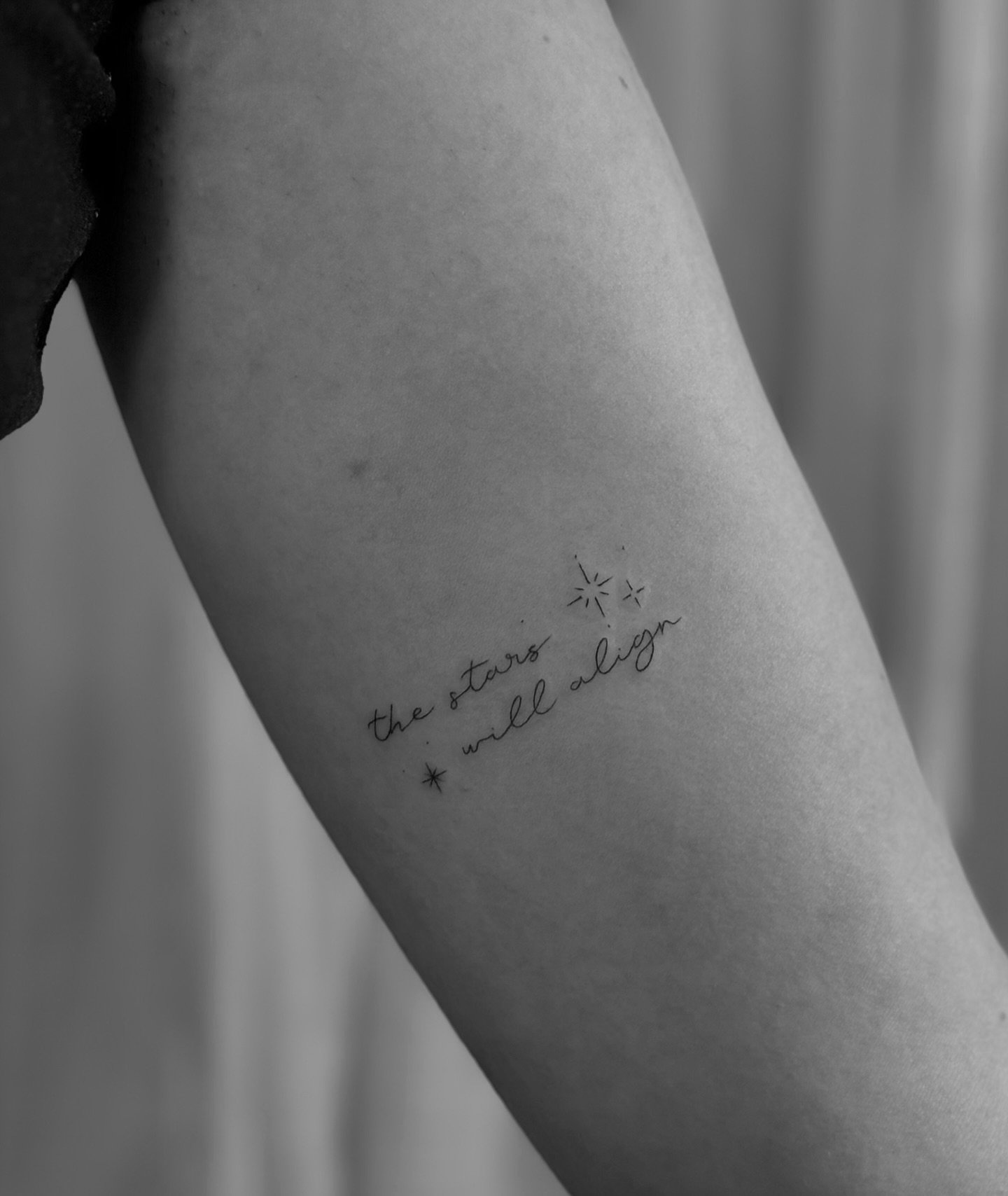 Tatuaje de destellos en antebrazo, línea fina Sinkply Madrid