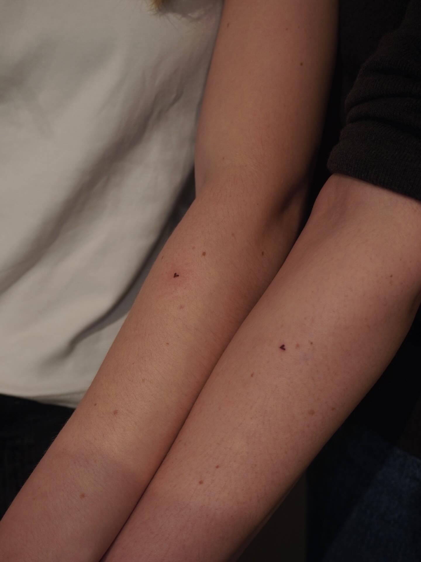 Tatuaje de destellos en antebrazo, línea fina Sinkply Madrid