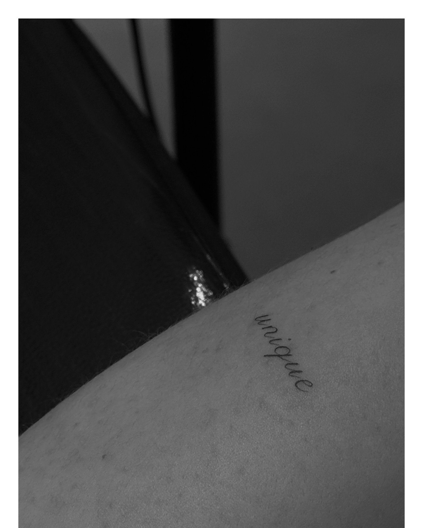 Tatuaje de destellos en antebrazo, línea fina Sinkply Madrid